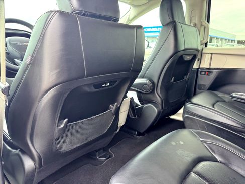 Used 2024 Chrysler Pacifica Select image 19
