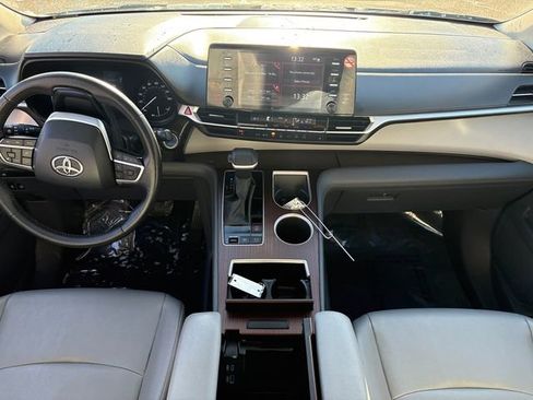 Used 2024 Toyota Sienna XLE image 18