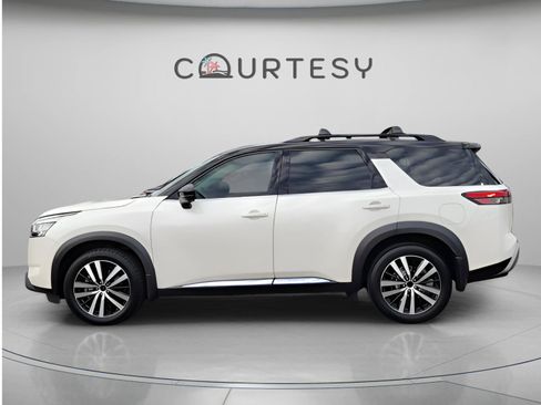 Used 2024 Nissan Pathfinder Platinum w/ Cargo Package image 2