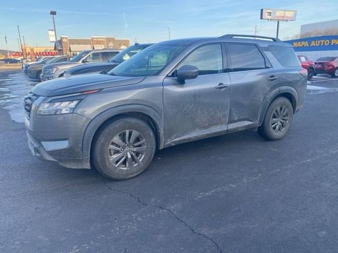 Used 2022 Nissan Pathfinder SV image 1