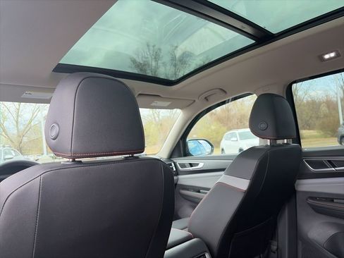 Used 2025 Volkswagen Atlas Peak Edition SE image 28