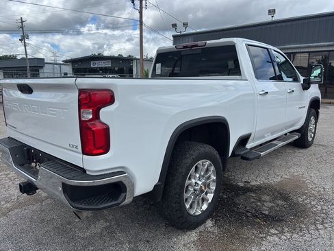 Used 2024 Chevrolet Silverado 2500 LTZ w/ LTZ Convenience Package AWD/4WD image 4