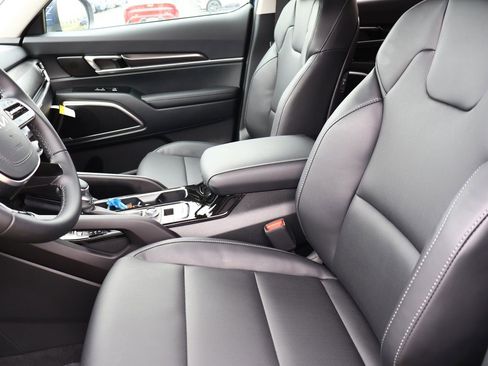 Used 2025 Kia Telluride S image 18