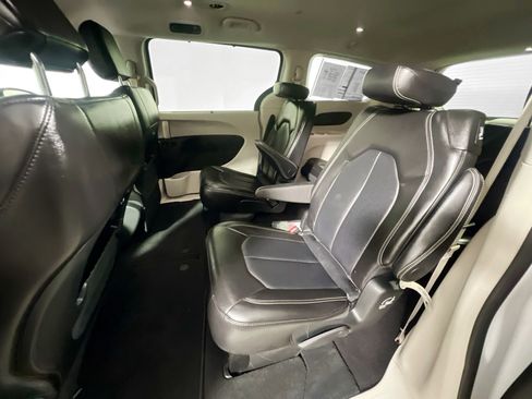 Used 2024 Chrysler Pacifica Touring-L image 28