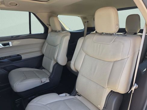 Used 2020 Ford Explorer Platinum w/ Premium Technology Package image 17