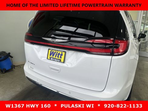 Used 2023 Chrysler Pacifica Touring-L image 8