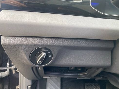 Used 2025 Volkswagen Jetta SE FWD image 18
