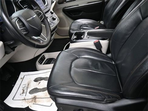 Used 2018 Chrysler Pacifica Touring-L Plus w/ Tire & Wheel Group image 15