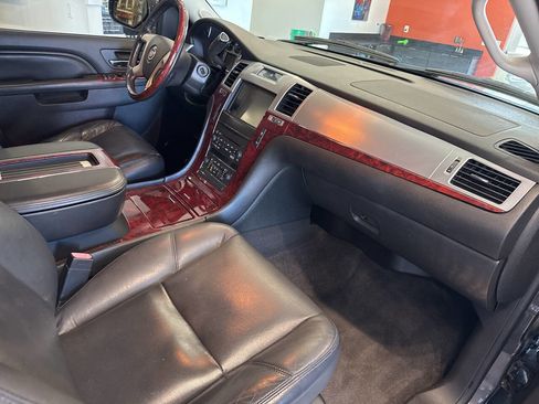 Used 2011 Cadillac Escalade Luxury image 21
