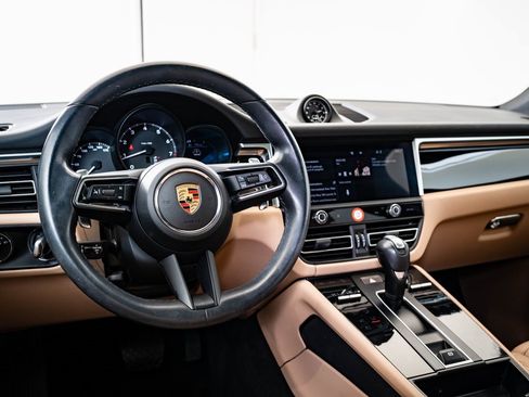 Certified 2023 Porsche Macan image 4