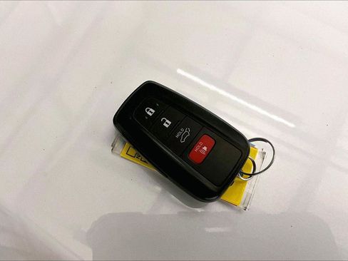 Used 2022 Toyota Highlander XLE image 9