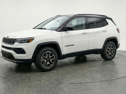 Used 2025 Jeep Compass Trailhawk image 3