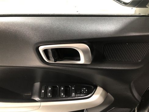 Used 2023 Hyundai Venue SEL image 21