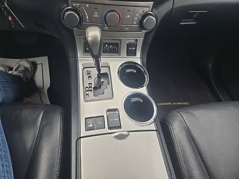 Used 2012 Toyota Highlander SE w/ Tow Pkg image 19