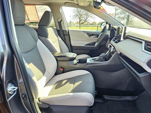 Used 2025 Toyota RAV4 XLE image 10