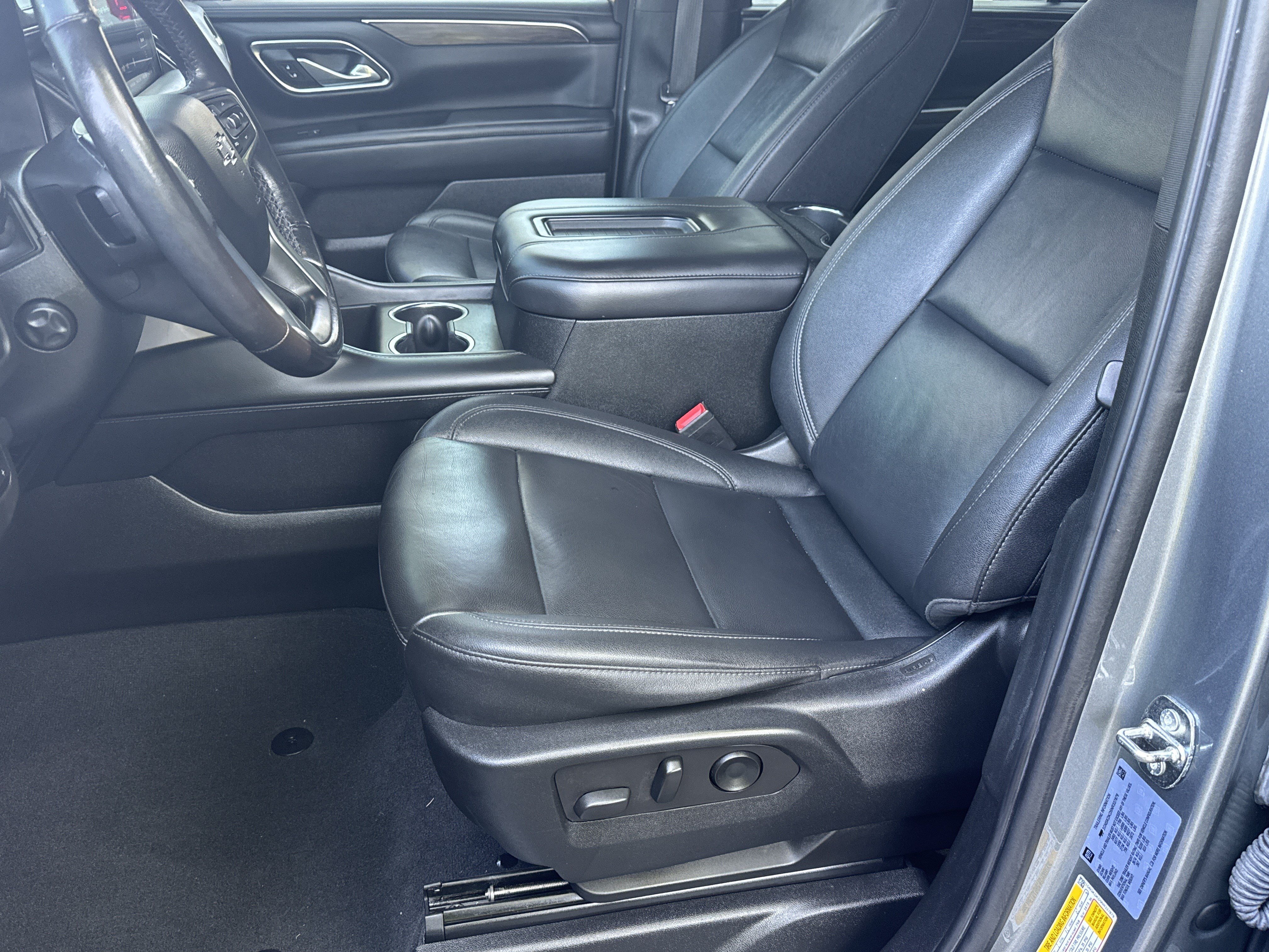 Certified 2022 Chevrolet Suburban Z71 w/ Luxury Package AWD/4WD image 9