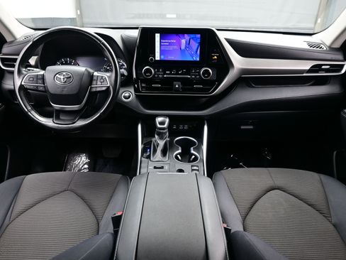 Used 2024 Toyota Highlander LE image 18