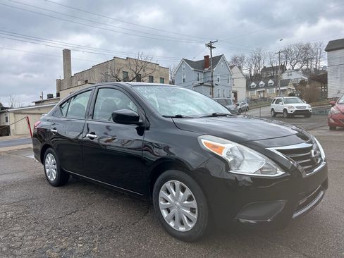 Used 2017 Nissan Versa SV image 3