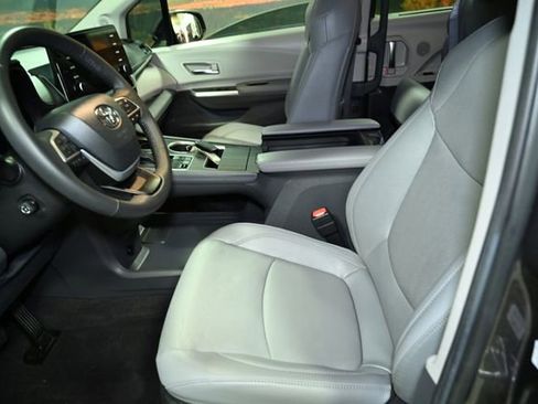 Used 2024 Toyota Sienna Limited image 20