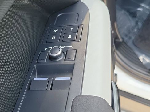 Used 2023 Land Rover Defender 90 X-Dynamic SE image 18