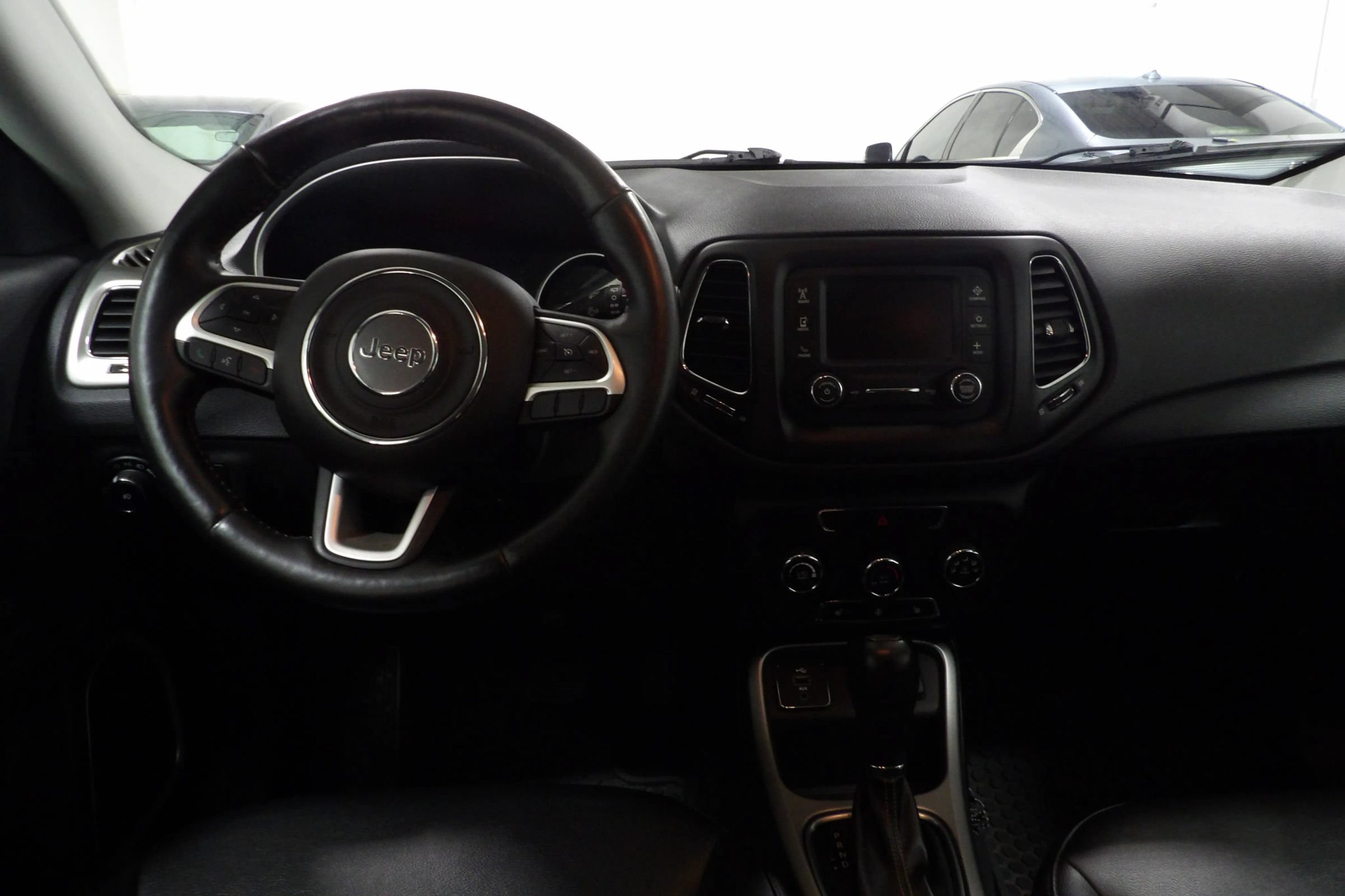 Used 2018 Jeep Compass Latitude w/ Cold Weather Group FWD image 10