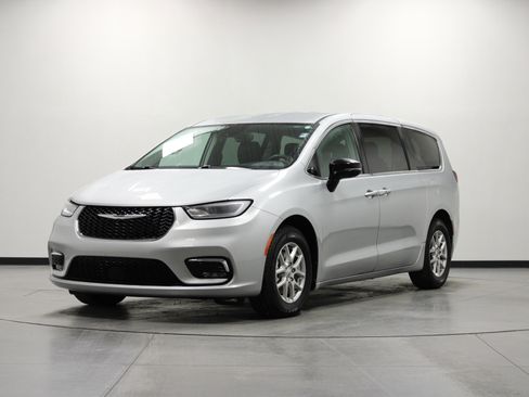 Used 2024 Chrysler Pacifica Touring-L image 8