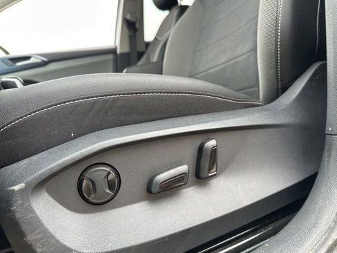 Used 2024 Volkswagen Taos SE image 6