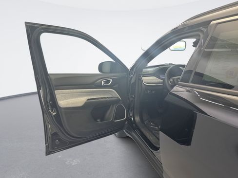 Used 2024 Jeep Compass Latitude AWD/4WD image 9