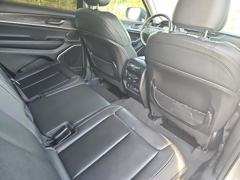 Used 2022 Jeep Grand Cherokee L Limited RWD image 11