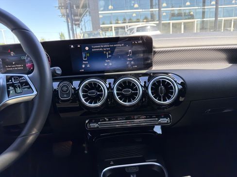 Used 2025 Mercedes-Benz CLA 250 image 31