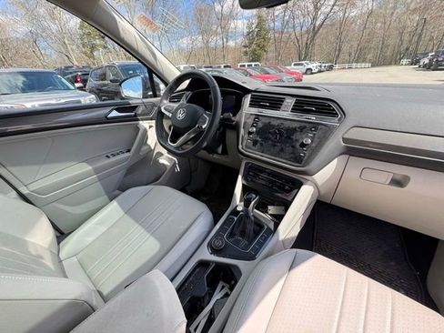 Used 2022 Volkswagen Tiguan SE w/ Panoramic Sunroof Package AWD/4WD image 12