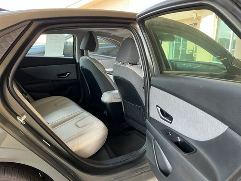 Certified 2025 Hyundai Elantra Limited FWD image 9