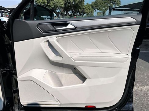 Certified 2022 Volkswagen Tiguan SE R-Line image 22