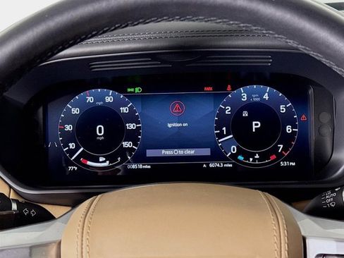 Used 2025 Land Rover Discovery Metropolitan Edition image 13