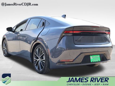 Used 2025 Toyota Prius XLE FWD image 3