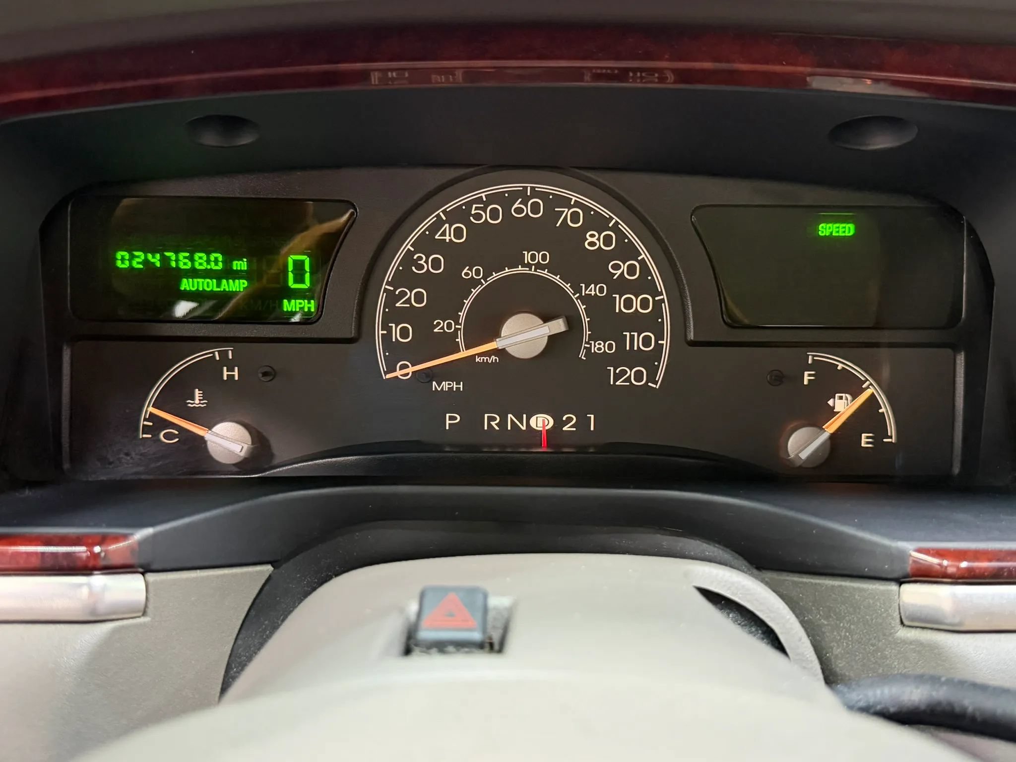 Used 2004 Lincoln Town Car Ultimate RWD image 20