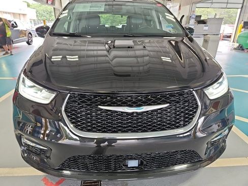 Used 2021 Chrysler Pacifica Touring-L w/ Uconnect Theater Family Group FWD image 3