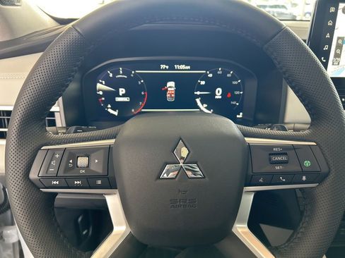 New 2025 Mitsubishi Outlander SE image 45