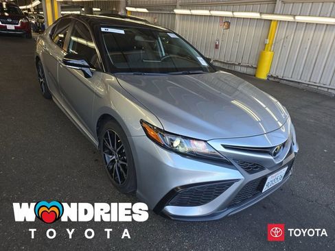 Used 2022 Toyota Camry SE image 1