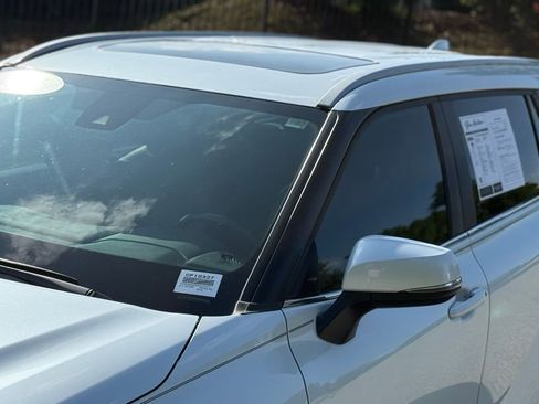 Used 2023 Toyota Highlander XLE FWD image 9