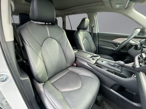 Used 2024 Toyota Grand Highlander AWD image 16