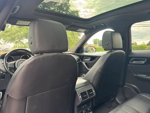 Used 2019 Jaguar F-PACE Premium AWD/4WD image 40