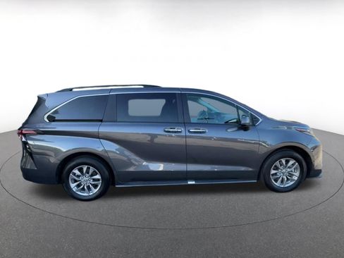 Used 2025 Toyota Sienna XLE FWD image 16