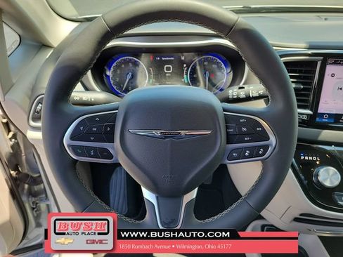 Used 2024 Chrysler Pacifica Touring-L FWD image 20