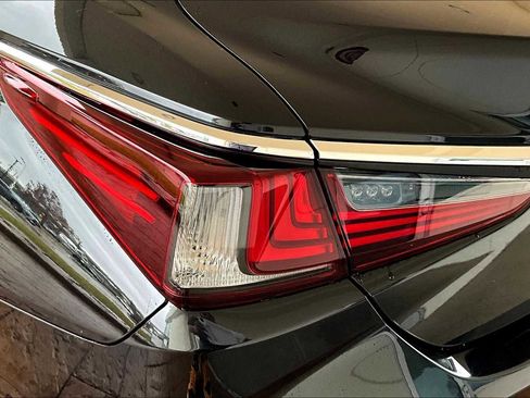 Used 2024 Lexus ES 350 w/ Premium Package image 27