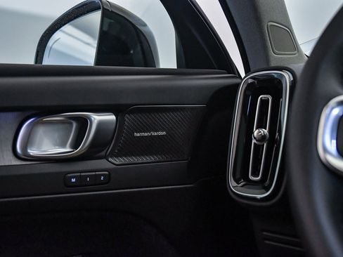 Used 2025 Volvo XC40 B5 Ultra w/ Climate Package image 28