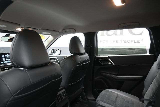 Used 2024 Mitsubishi Outlander SE FWD image 25