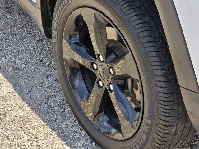 Used 2023 Jeep Grand Cherokee L Laredo AWD/4WD image 8