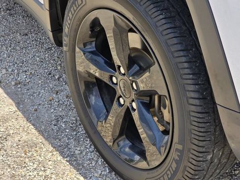 Used 2023 Jeep Grand Cherokee L Laredo AWD/4WD image 8