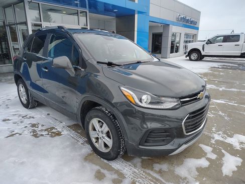 Used 2018 Chevrolet Trax LT w/ LT Convenience Package image 3